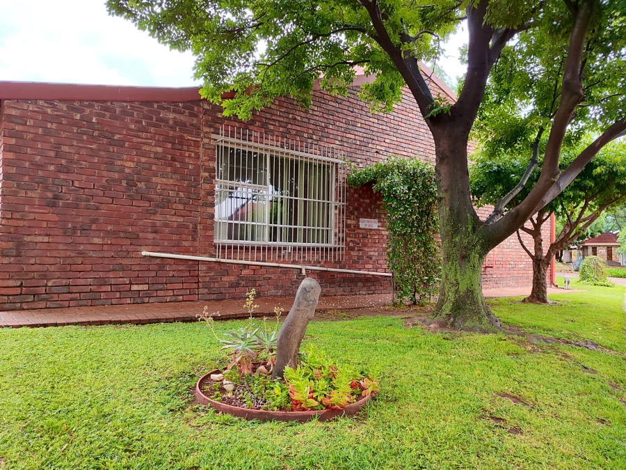 2 Bedroom Property for Sale in Roosheuwel North West